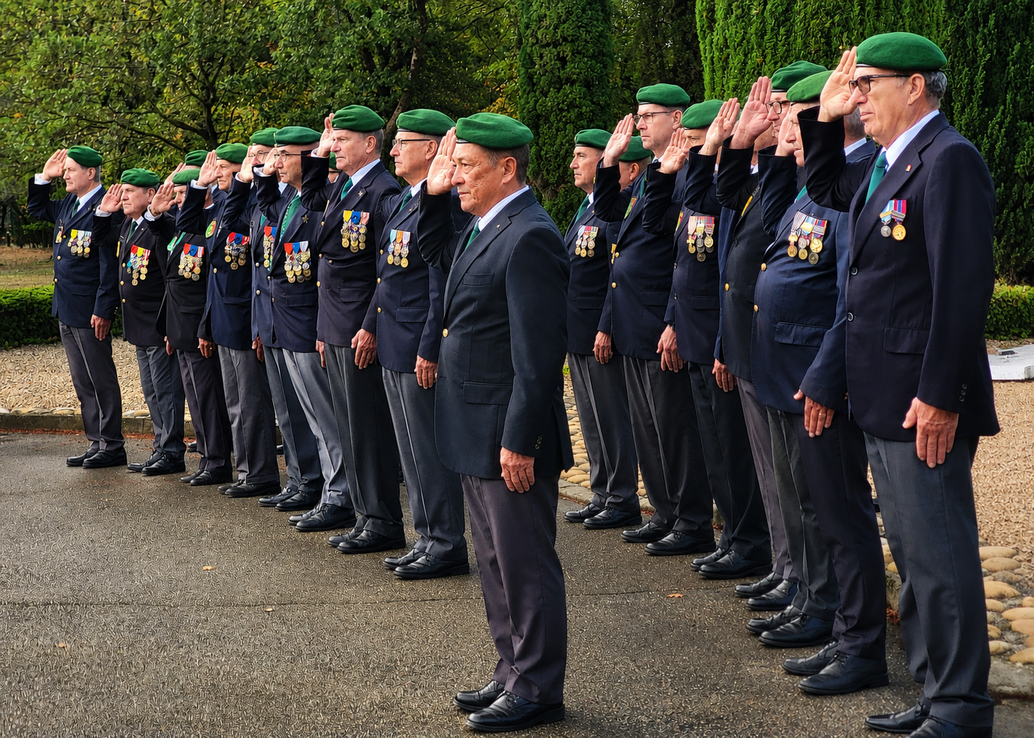 Anciens de la Légion étrangère saluant lors d’une cérémonie