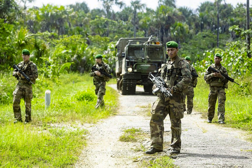 Légionnaires en opération sur une piste forestière