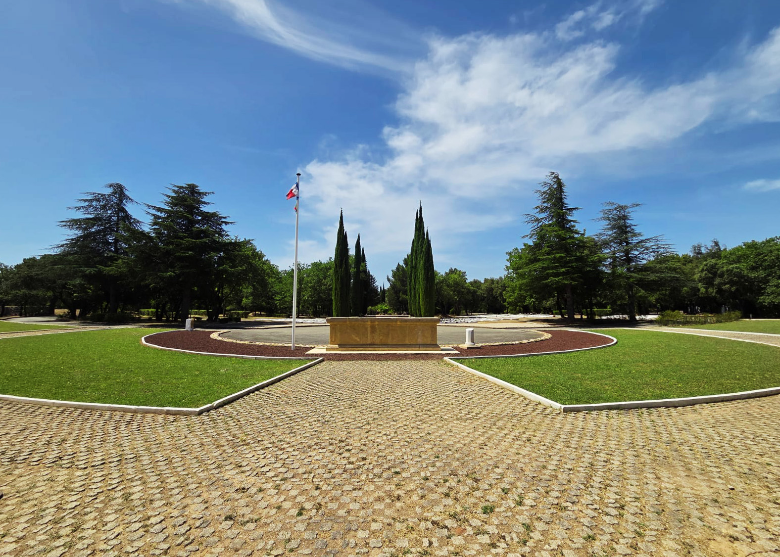 Cimetière de la Légion étrangère du Coudoulet sous un ciel bleu